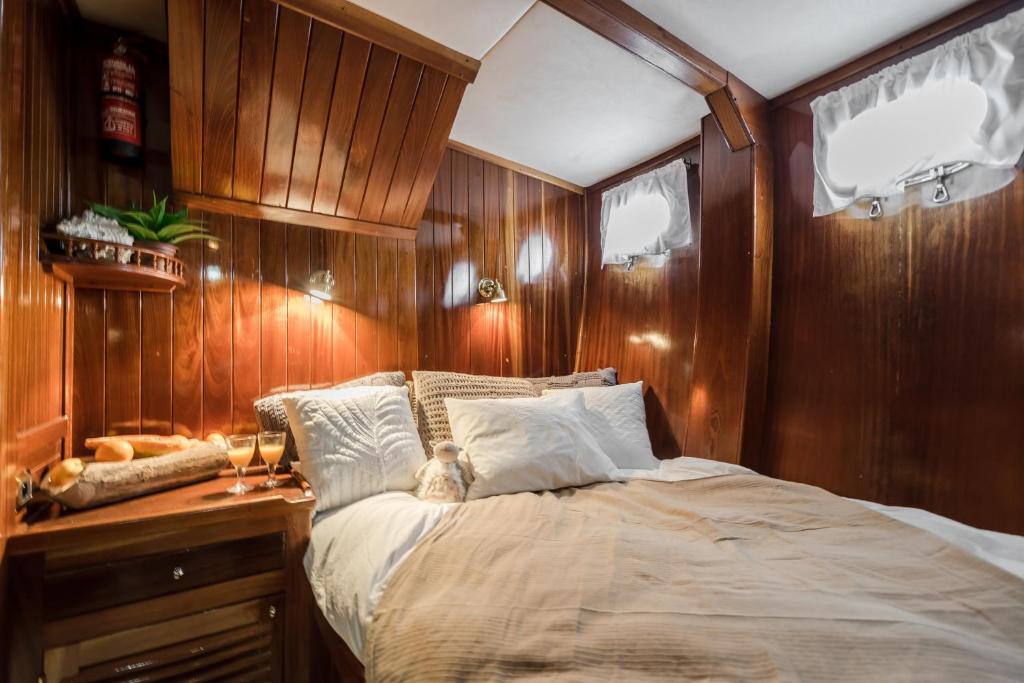 Posteľ alebo postele v izbe v ubytovaní SPACIOUS YACHT HOTEL BARCELONA CITY CENTER 5 CABINs