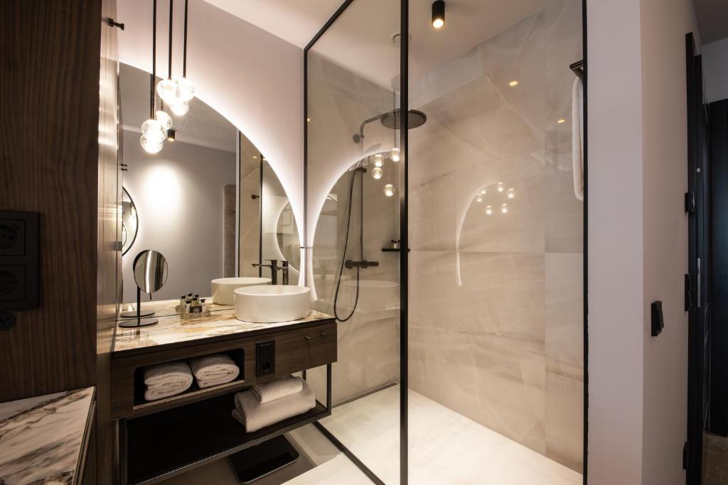 a bathroom with a shower and a sink at O11 Boutique Hotel Vienna in Vienna