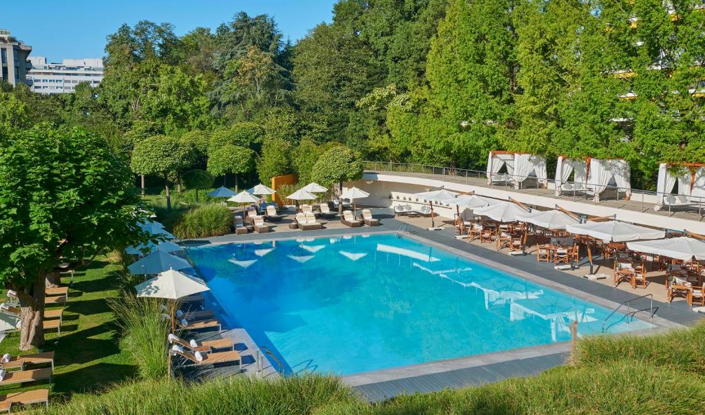 Vaizdas į baseiną apgyvendinimo įstaigoje InterContinental Genève, an IHG Hotel arba netoliese