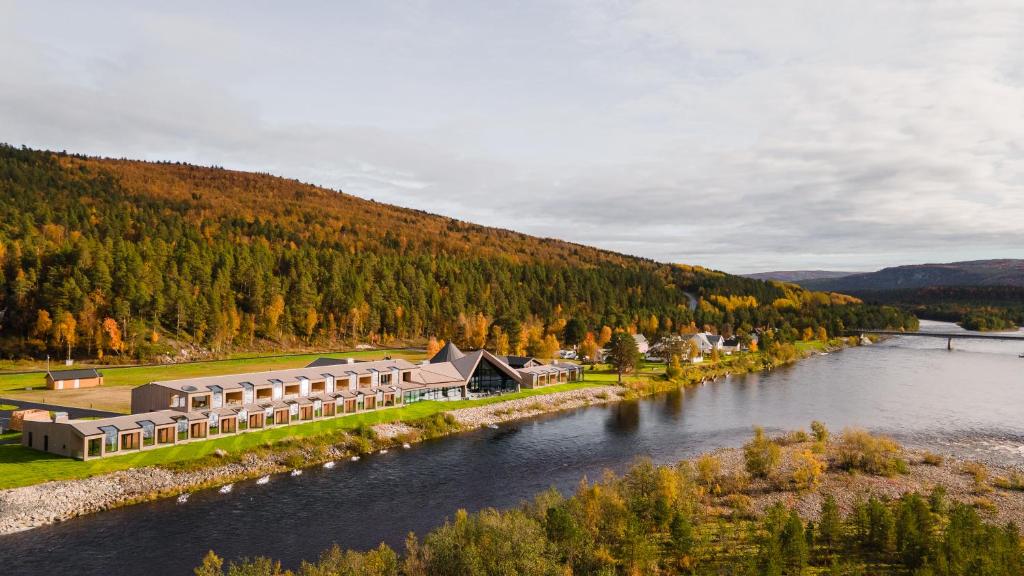 阿爾塔的住宿－Sorrisniva Arctic Wilderness Lodge，享有河边建筑物的空中景致