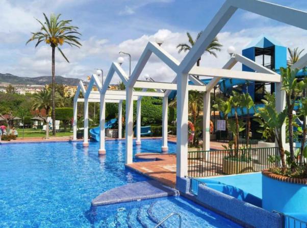 Fotografia z galérie ubytovania Benal Beach 2BDR beachfront apartment with water park v destinácii Benalmádena