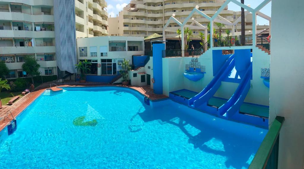 Fotografia z galérie ubytovania Benal Beach 2BDR beachfront apartment with water park v destinácii Benalmádena