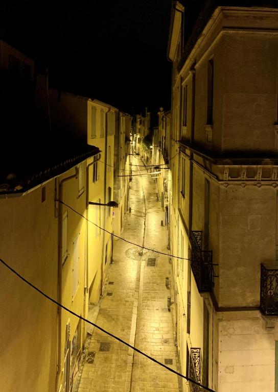 an empty street at night in an alley at Perpignan - Appartement en centre ville in Perpignan