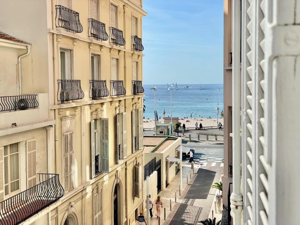 une vue de la plage depuis un immeuble dans l'établissement C047-Studio de charme proche Palais des Festivals, à Cannes