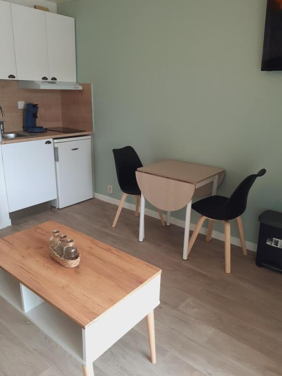 Kuchyňa alebo kuchynka v ubytovaní studio calme et paisible avec piscine et parking privé