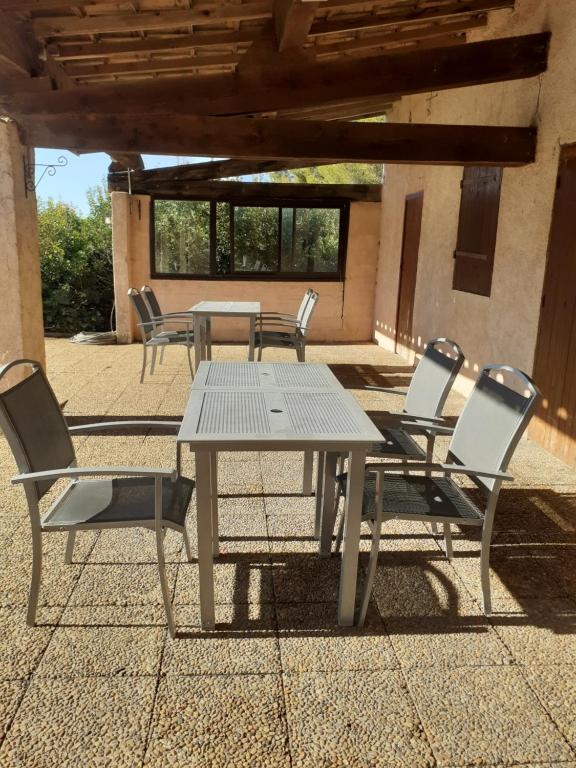 Balkón alebo terasa v ubytovaní studio calme et paisible avec piscine et parking privé