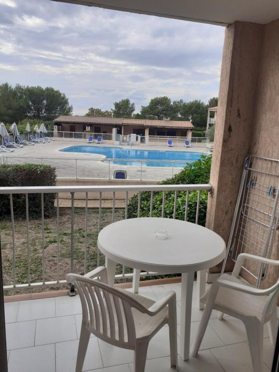 Bazén v ubytovaní studio calme et paisible avec piscine et parking privé alebo v jeho blízkosti