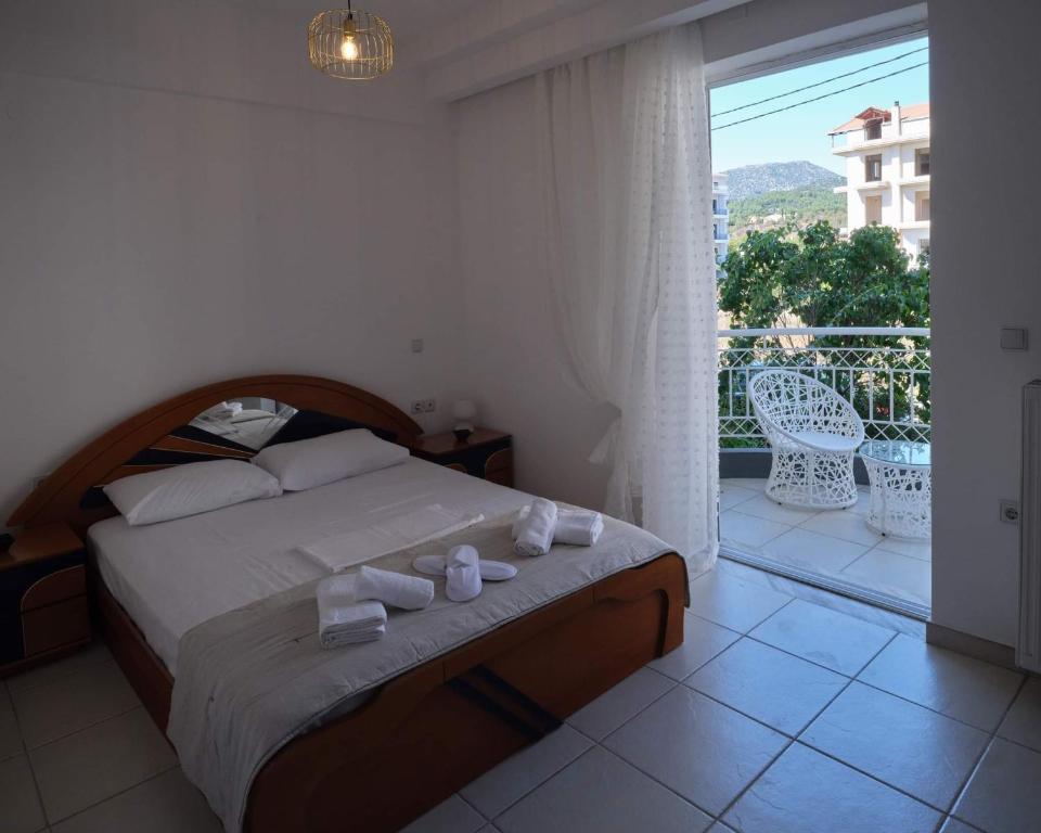 een slaapkamer met een bed en een balkon met uitzicht bij comfort apartment in Tripolis