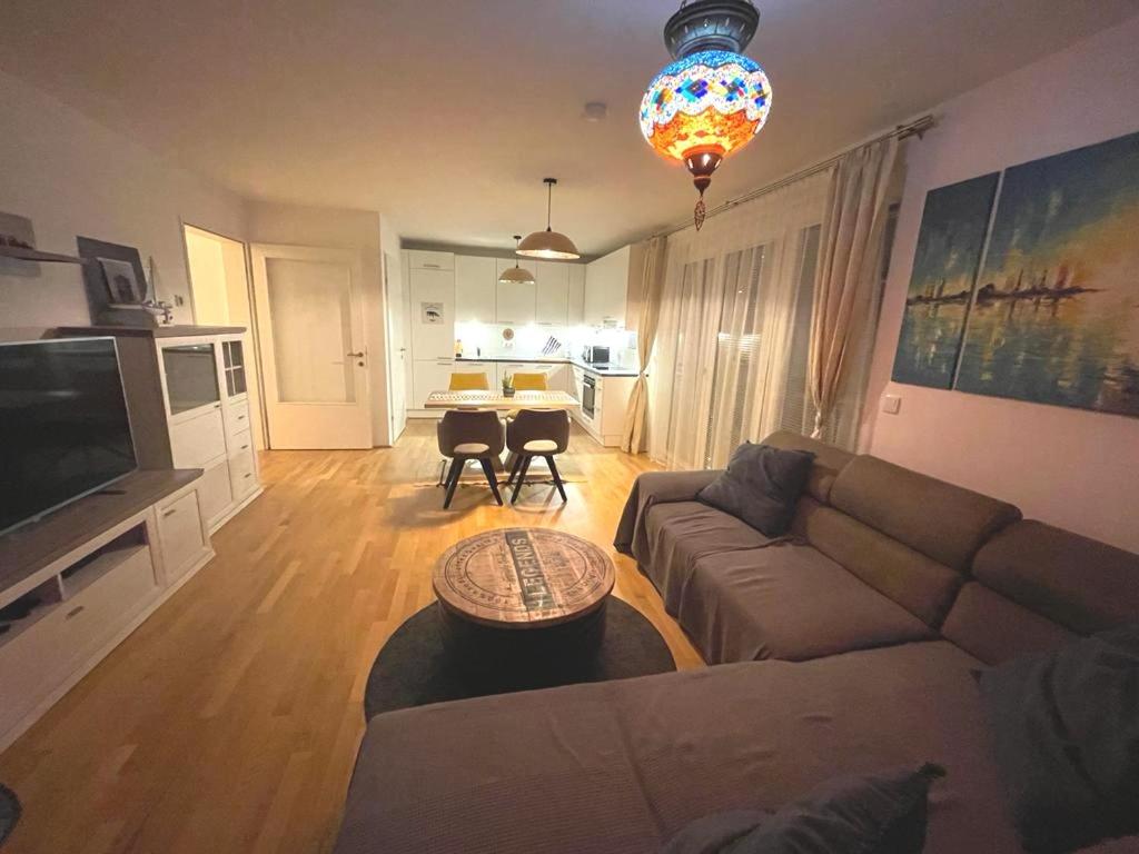 ein Wohnzimmer mit einem Sofa und einem Tisch in der Unterkunft Lovely 3 rooms apartment viena in Wien