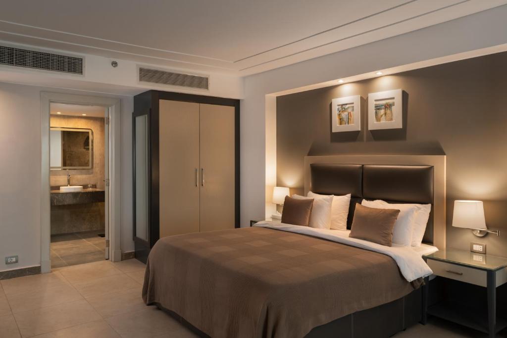 Postel nebo postele na pokoji v ubytování Rhactus Hotel, New Alamein