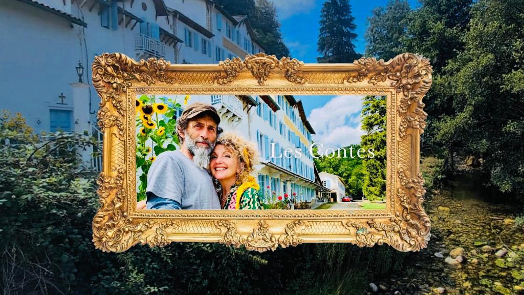 una foto de un hombre y una mujer en un marco de imagen en Les Contes, en Fougax-et-Barrineuf