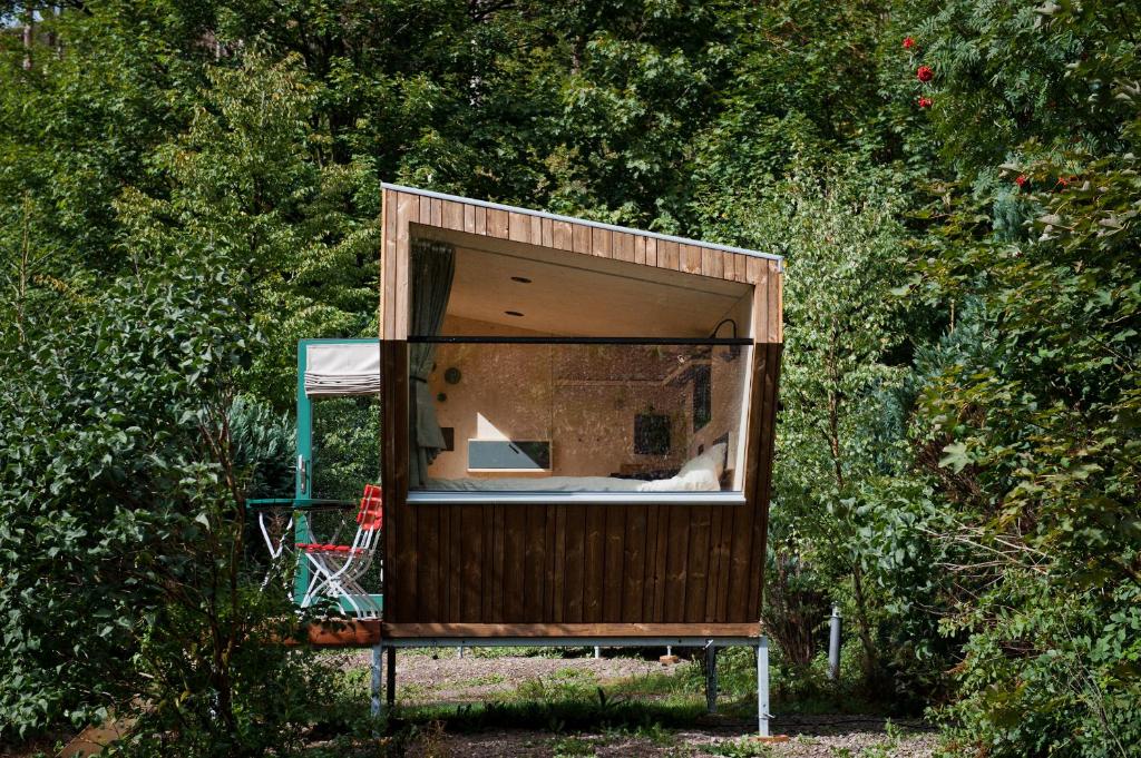 domek z oknem w lesie w obiekcie Sleep Space 25 - Green Tiny Village Harz w mieście Osterode am Harz