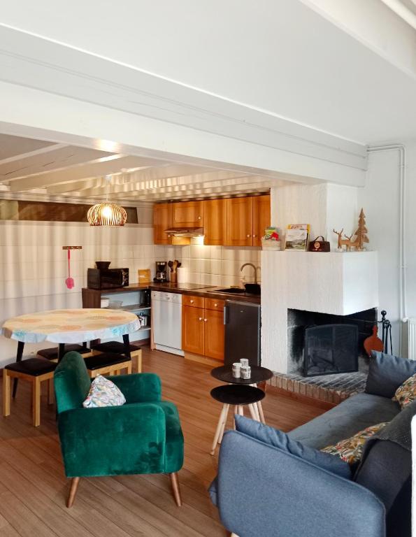 Kuchyň nebo kuchyňský kout v ubytování Gîte cosy Lac de Payolle
