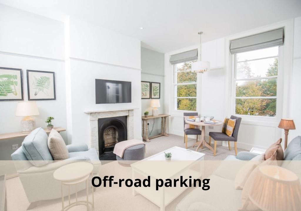 un soggiorno con divano e camino di 50 London Road - By Luxury Apartments a Cheltenham