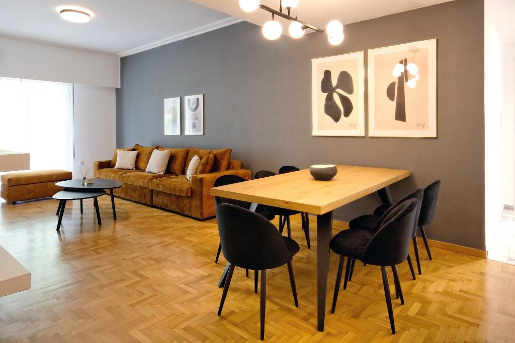 A seating area at Elegant Big Apartment in Athens Center With Balcony