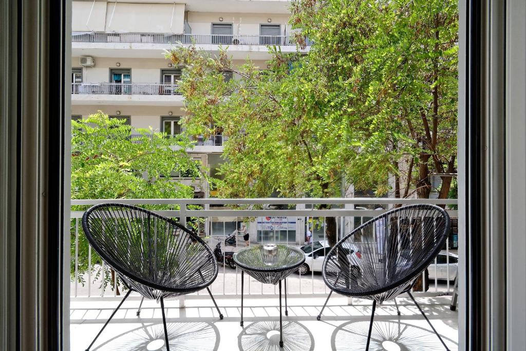 A balcony or terrace at Elegant Big Apartment in Athens Center With Balcony