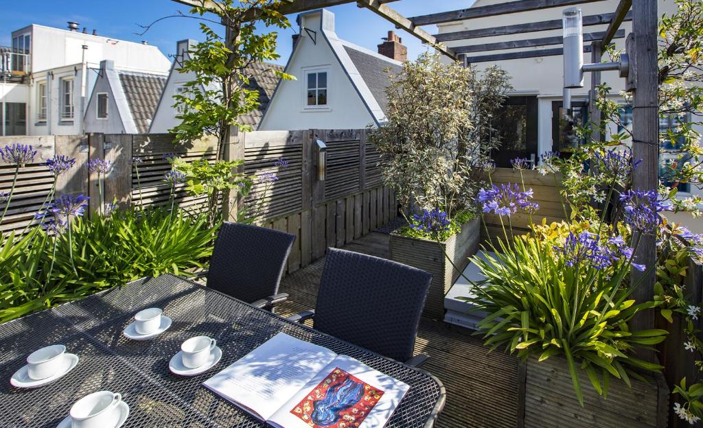 Dutch Masters Short Stay Apartments - Large Penthouse Apartment With Balcony And View - Karel Appel