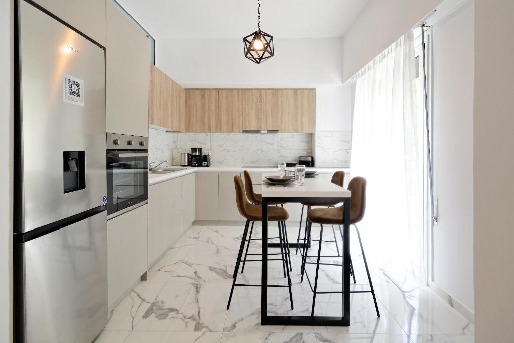 A kitchen or kitchenette at Elegant Big Apartment in Athens Center With Balcony