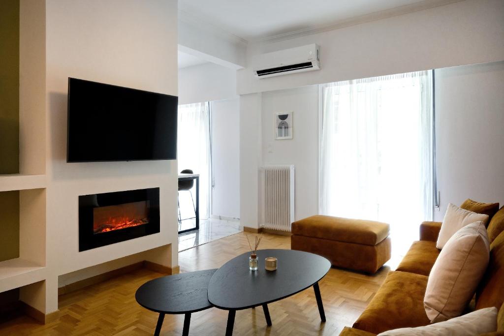 A television and/or entertainment centre at Elegant Big Apartment in Athens Center With Balcony