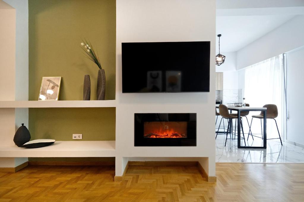A television and/or entertainment centre at Elegant Big Apartment in Athens Center With Balcony