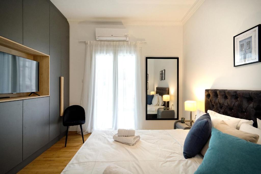 A bed or beds in a room at Elegant Big Apartment in Athens Center With Balcony