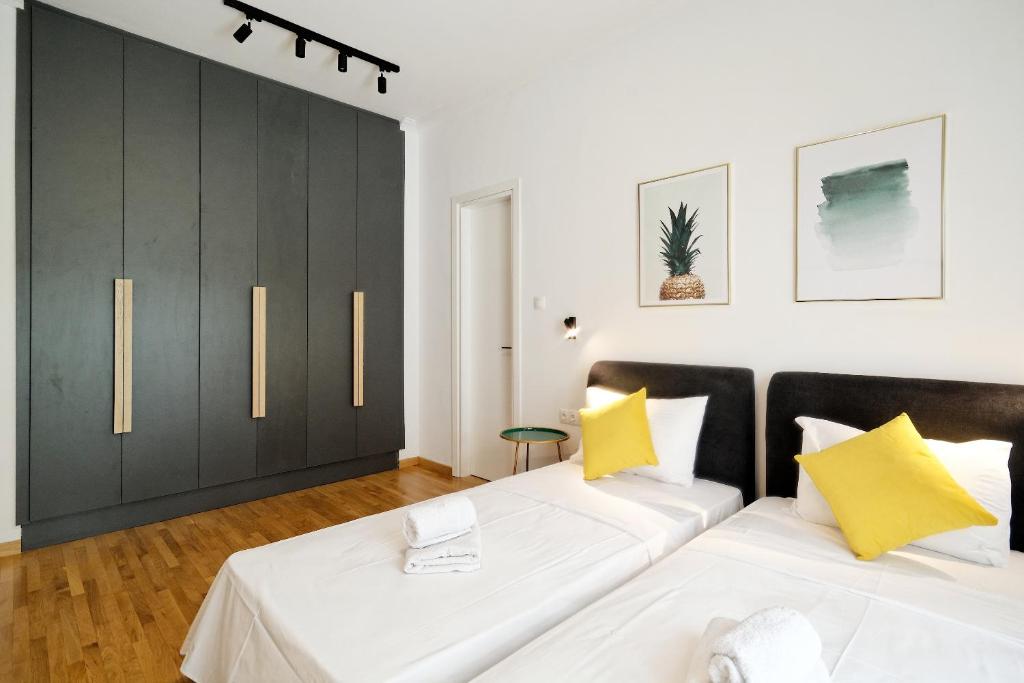 A bed or beds in a room at Elegant Big Apartment in Athens Center With Balcony
