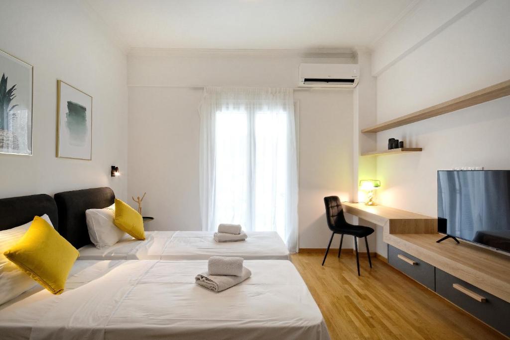 A bed or beds in a room at Elegant Big Apartment in Athens Center With Balcony