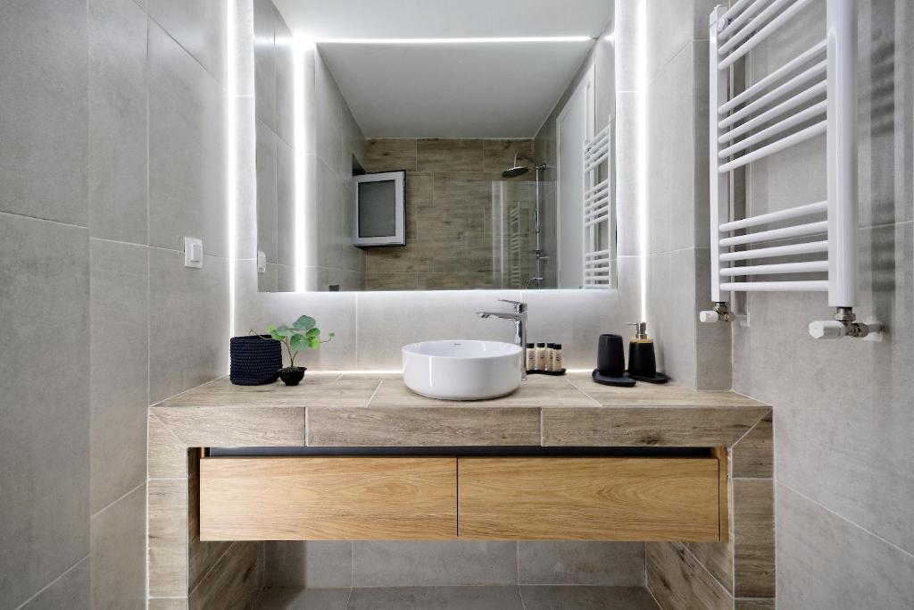 Kép Elegant Big Apartment in Athens Center With Balcony szállásáról Athénban a galériában