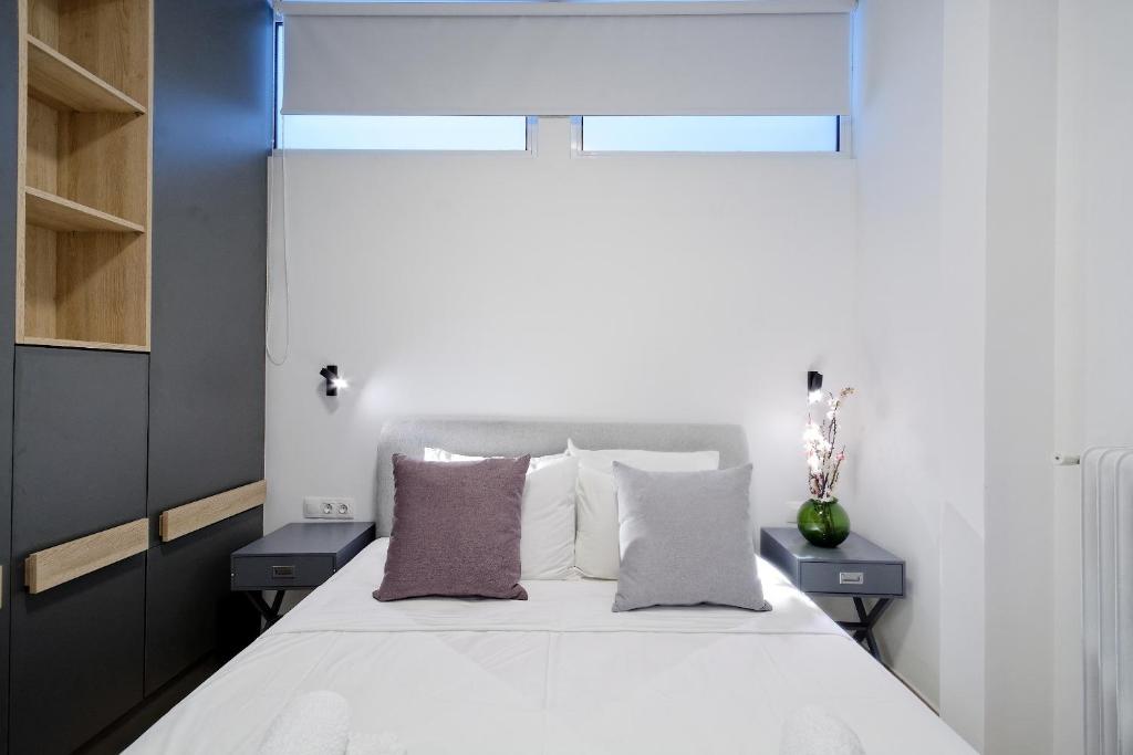A bed or beds in a room at Elegant Big Apartment in Athens Center With Balcony