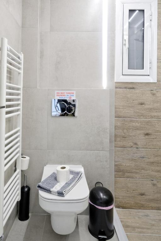 A bathroom at Elegant Big Apartment in Athens Center With Balcony