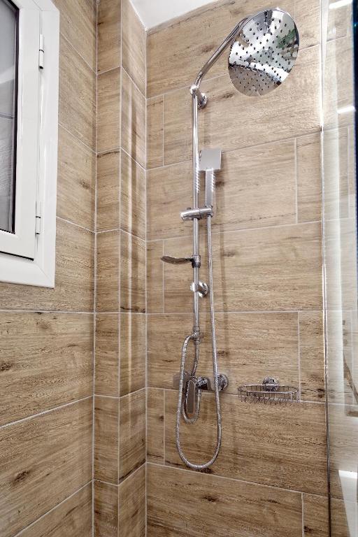 A bathroom at Elegant Big Apartment in Athens Center With Balcony