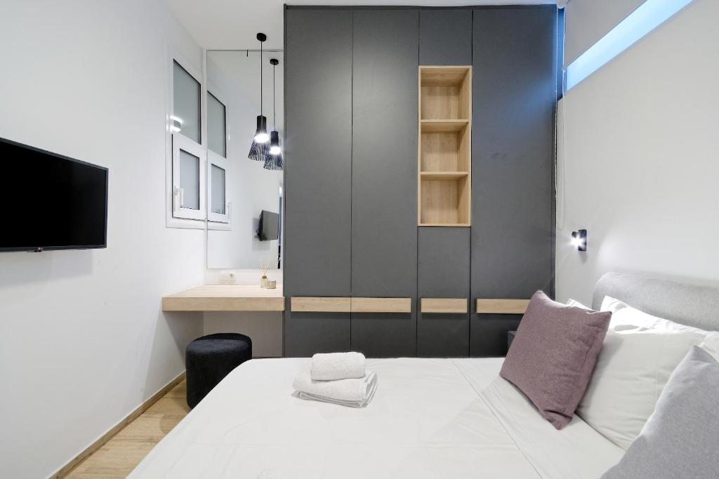 A bed or beds in a room at Elegant Big Apartment in Athens Center With Balcony