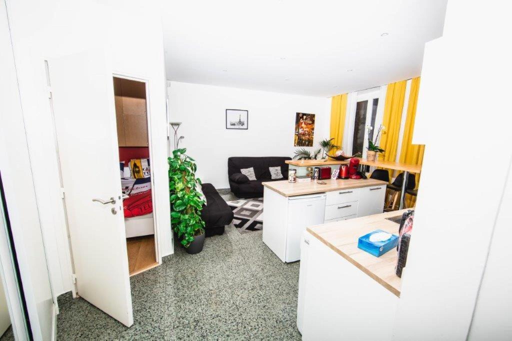 une chambre avec une cuisine et un salon dans l'établissement Paris City Flat App entier N106 F3, à Paris