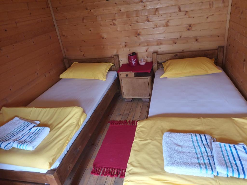 Postel nebo postele na pokoji v ubytování Lolini bungalovi