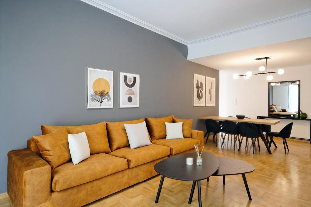A seating area at Elegant Big Apartment in Athens Center With Balcony