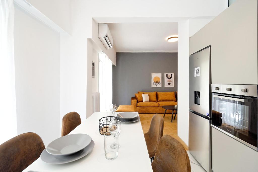 A kitchen or kitchenette at Elegant Big Apartment in Athens Center With Balcony