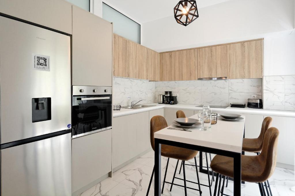 A kitchen or kitchenette at Elegant Big Apartment in Athens Center With Balcony