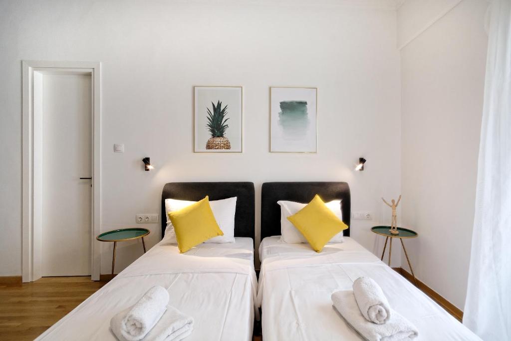 A bed or beds in a room at Elegant Big Apartment in Athens Center With Balcony