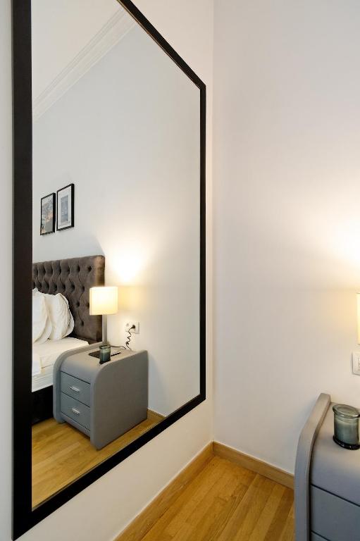 A bed or beds in a room at Elegant Big Apartment in Athens Center With Balcony