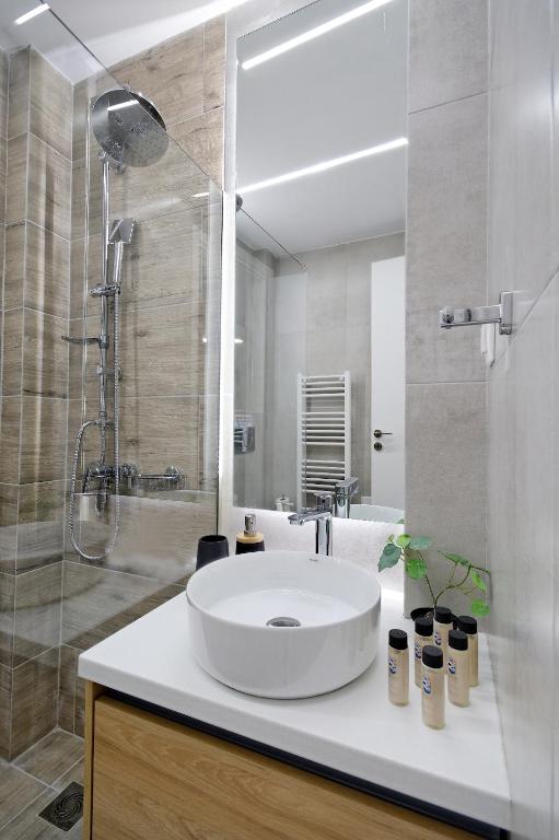 A bathroom at Elegant Big Apartment in Athens Center With Balcony
