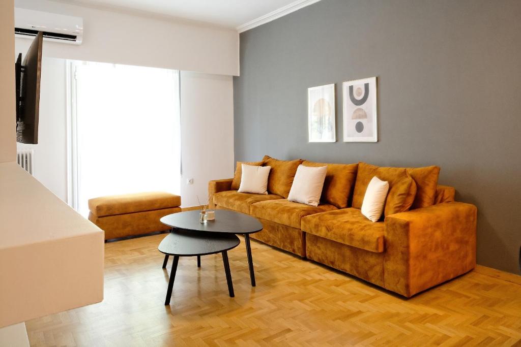 A seating area at Elegant Big Apartment in Athens Center With Balcony