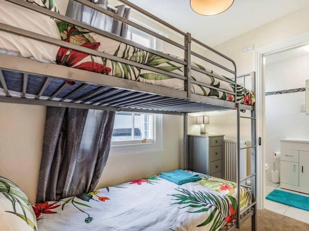 מיטה או מיטות קומותיים בחדר ב-Lovely Villa 1 double 1 double sofa 6 single 1bunk