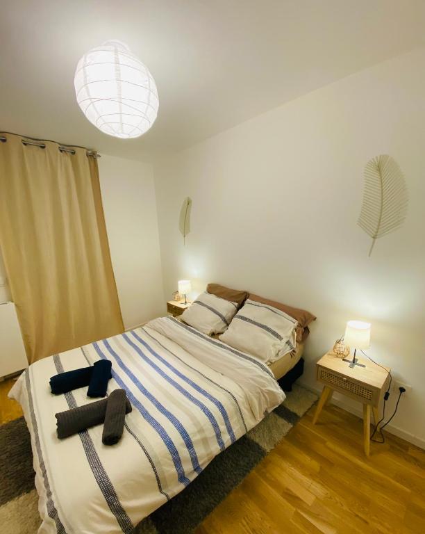 Giường trong phòng chung tại Résidence Eden, T2 Confort, à 10 mins du centre de Paris, Parking