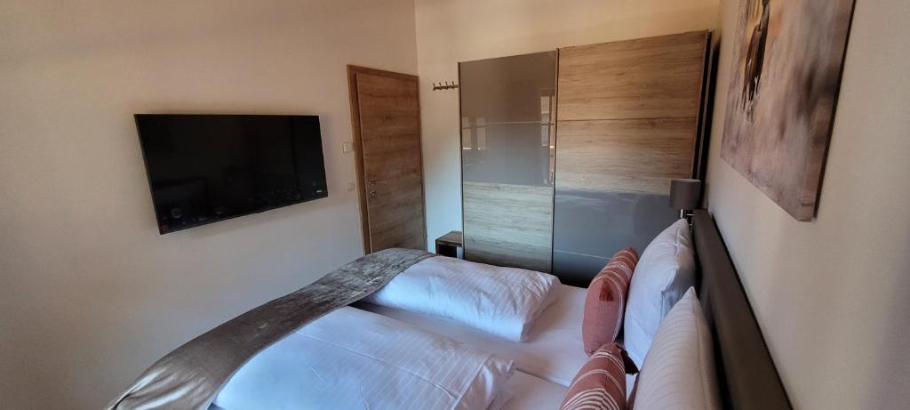 Postel nebo postele na pokoji v ubytování Hochalmbahnen Chalets Rauris 1-20 WE3, Maislaufeldweg 1r OG