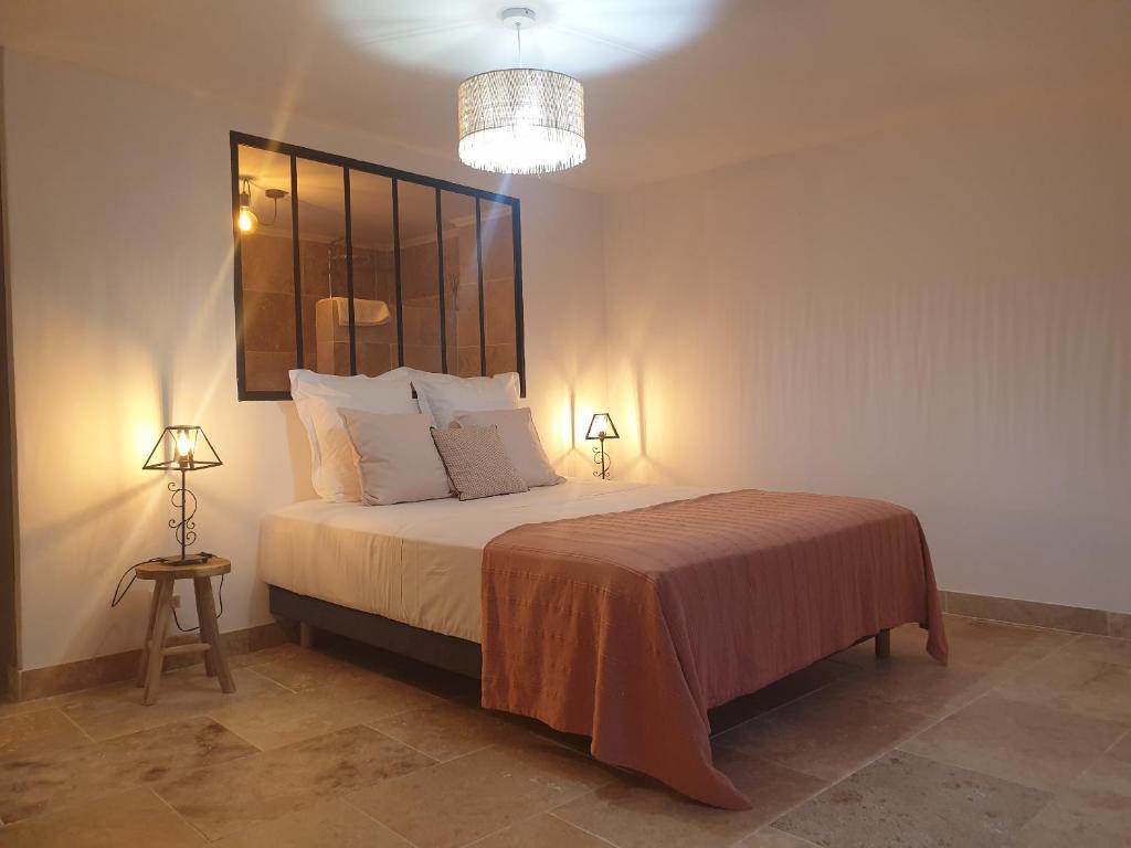 1 dormitorio con 1 cama y 2 lámparas y 1 cama sidx sidx sidx sidx en MAS DU RECATI, en Caderousse
