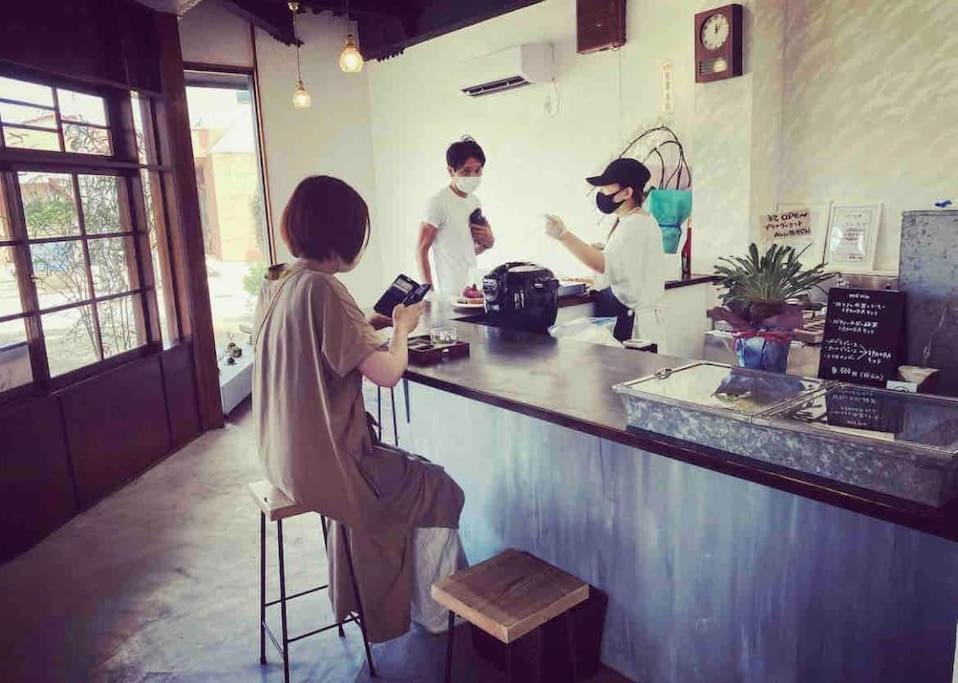 a group of people in a kitchen preparing food at -WiFi強- 那須の入り口JR黒磯駅から歩いて7分の宿泊ビル 完全プライベートフロア in Kuroiso