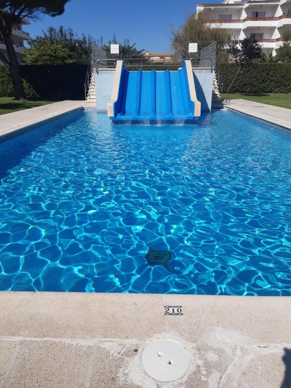 een leeg zwembad met blauwe glijbanen in het water bij Apartaments Blau Park in L'Estartit