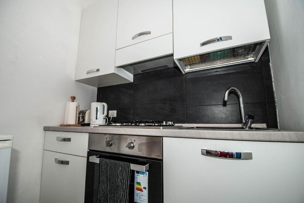 Kuchyň nebo kuchyňský kout v ubytování Casa Di Mezzo by Arbaspàa