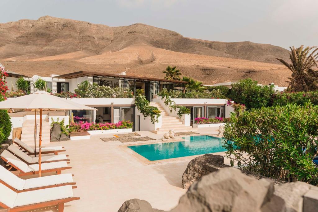 une image d'une maison avec une piscine dans l'établissement Casa Sua, à Famara