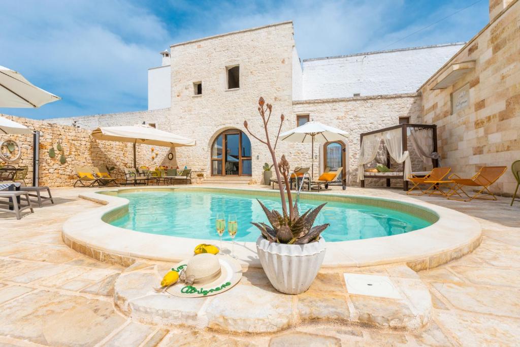 een zwembad in het midden van een huis bij Casale Citrignano with Pool in Ostuni